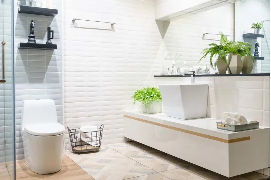 Đặt những chậu cây nhỏ trên kệ bồn rửa tay.