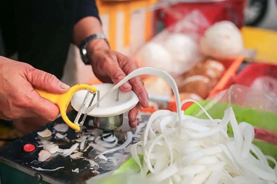 Sử dụng dao bào như vậy sợi dừa sẽ được dài và đều trông đẹp mắt hơn.