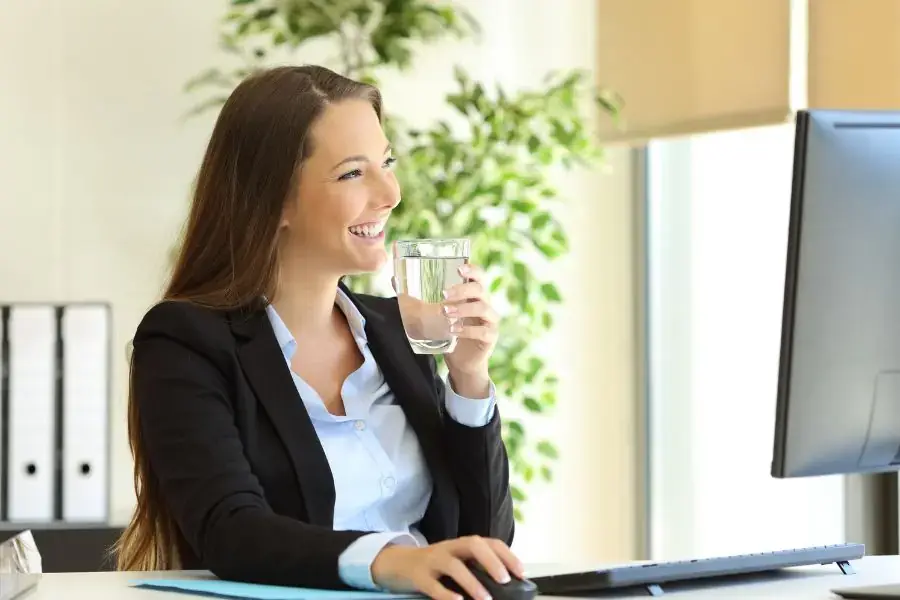 Uống nước đầy đủ giúp giảm cảm giác thèm ăn