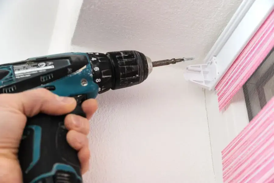 Sử dụng mũi vít để gắn thanh trượt rèm cuốn