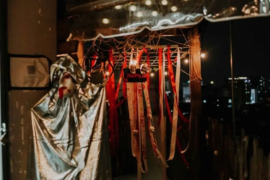 Trang trí Halloween cho quán với những món đồ cổ.