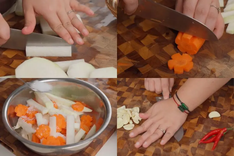 Tỉa cà rốt hình bông hoa trông món dưa góp bắt mắt hơn.