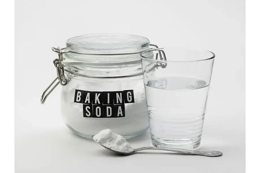 Sử dụng baking soda có thể tẩy quần áo bị lem màu.