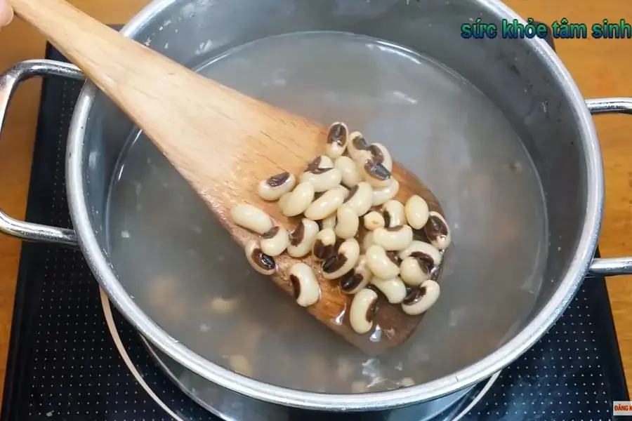 Luộc đậu trắng