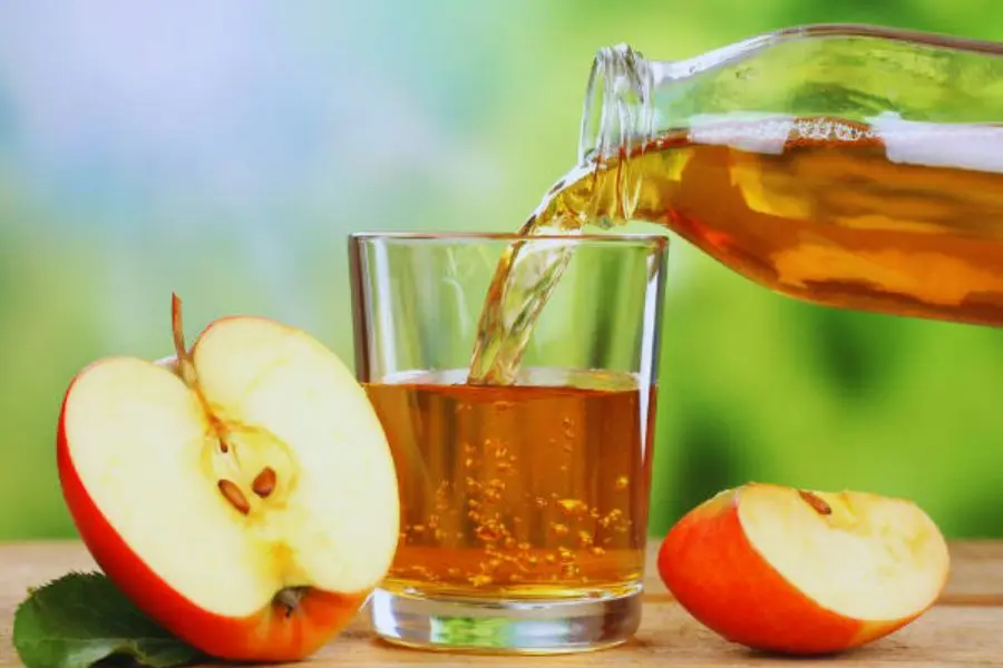 Trộn hỗn hợp giấm táo (hoặc giấm trắng) cùng nước để giúp làm sáng trang sức bạc.