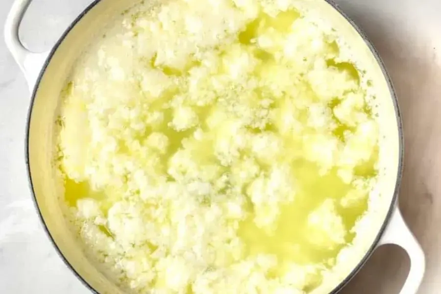 Sữa sẽ kết tủa thành lớp Cream Cheese trắng và lớp chất lỏng màu vàng