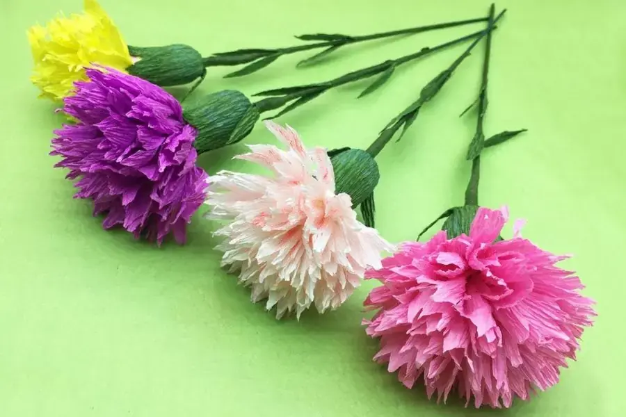 Cắt giấy thành các cánh hoa, sau đó dán cánh bằng keo là đã tạo ra một bông hoa giấy