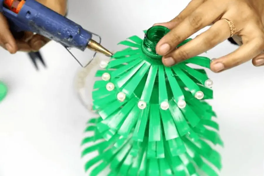 Đính hạt ngọc trai lên từng lá cây để trang trí.
