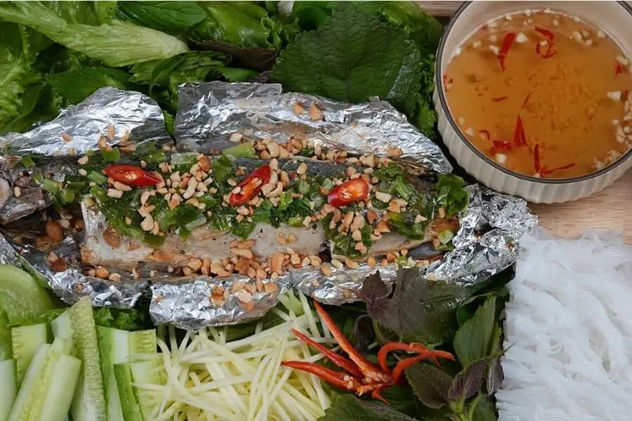 Cá saba nướng mỡ hành có mùi thơm của mỡ hành và thịt cá thơm ngọt.