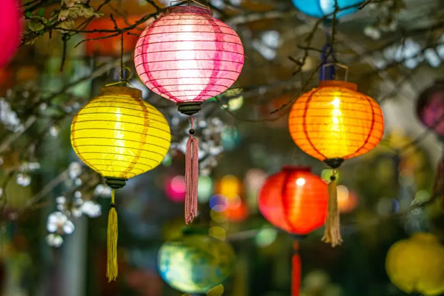 Trang trí lớp bằng đèn lồng đa sắc.