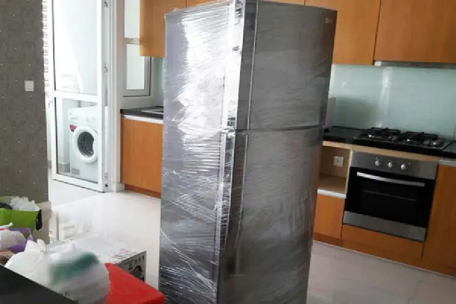 Cố định chặt cửa tủ lạnh bằng màng bọc nilon là phương pháp hiệu quả, không để lại vết bẩn cho tủ (Nguồn: Nguyen Kim)