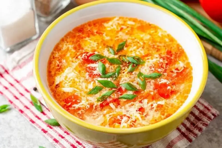 Canh cà chua trứng thơm ngon có màu sắc bắt mắt