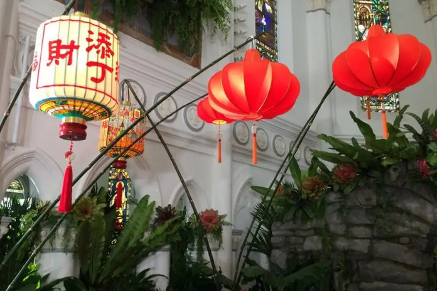 Trang trí tường với lồng đèn đỏ.