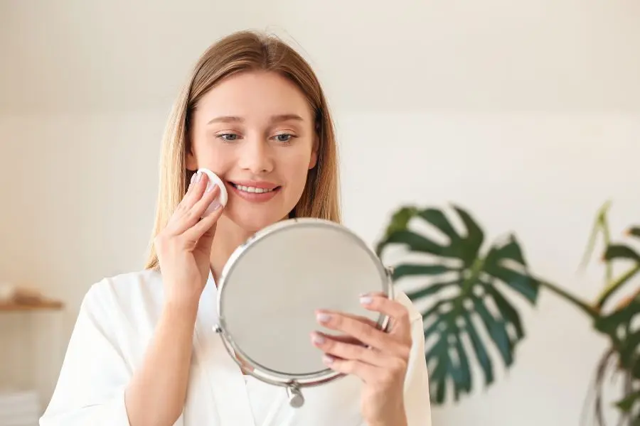 Đắp mặt nạ không phải là một liệu pháp tức thì, và để thấy được sự cải thiện cho làn da, bạn cần thực hiện thường xuyên.
