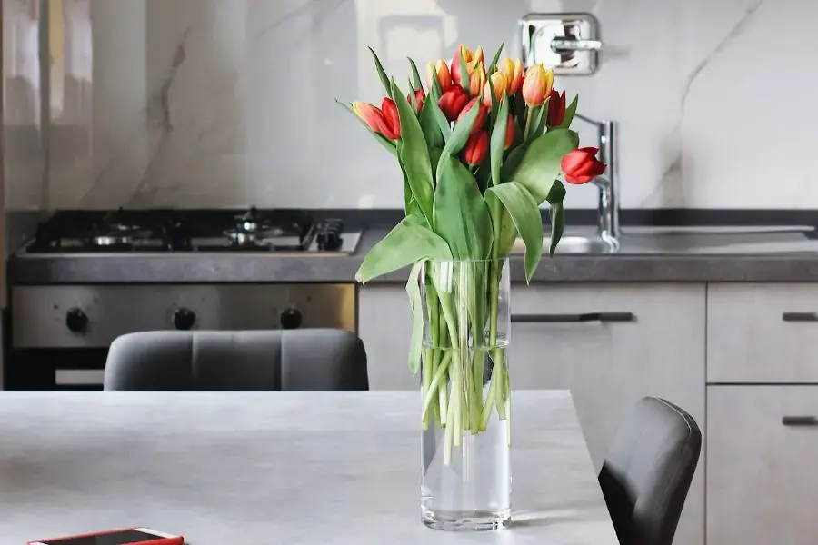 Giá cả của hoa tulip có thể thay đổi tùy thuộc vào loại hoa, số lượng, và thời điểm mua.