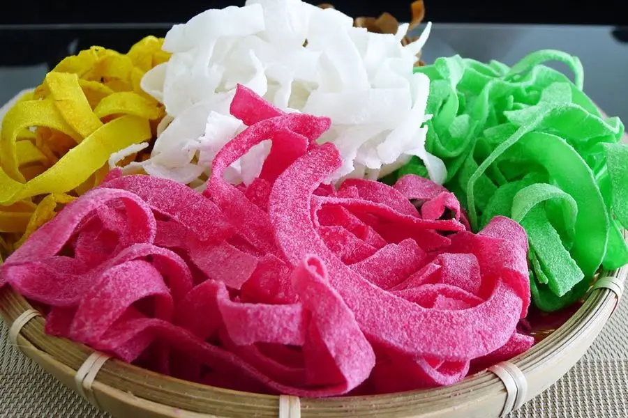 Mứt dừa với nhiều hương vị khác nhau, màu sắc đẹp mắt rất hấp dẫn.