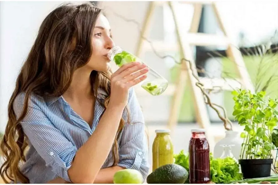 Uống nhiều nước để hạ nhiệt độ cơ thể