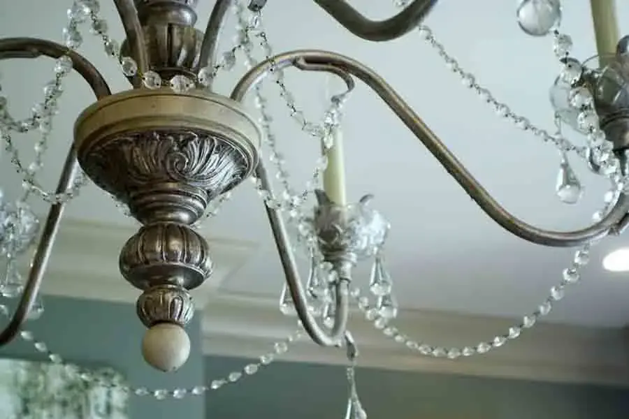 Đèn bị bám bụi gây mất thẩm mỹ cho ngôi nhà (nguồn: kfddesigns.com)