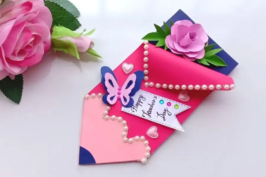 Mẫu thiệp hình bút chì trông rất độc đáo.