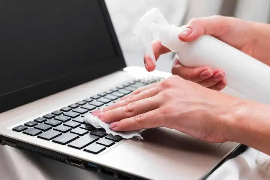 Cần chọn loại dung dịch vệ sinh màn hình laptop phù hợp