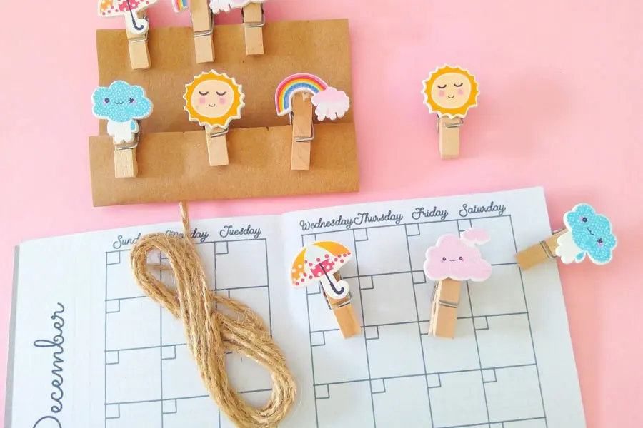 Chỉ cần vài chiếc kẹp gỗ và dây đèn là bạn có thể trang trí Noel handmade rồi.