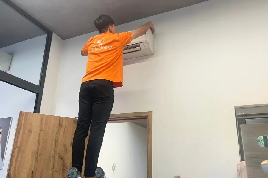 Tiến hành lắp ráp máy sau vệ sinh.