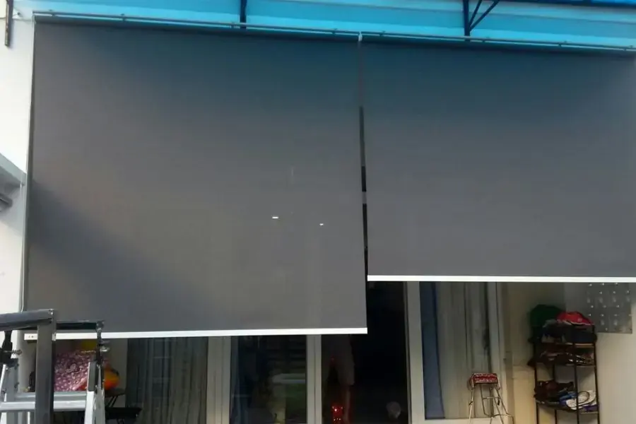 Mang rèm đi phơi nắng sau khi giặt lại bằng nước sạch