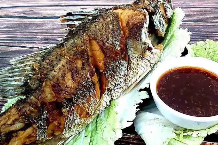 Cá chẽm chiên giòn với nước mắm thơm ngon và hấp dẫn.