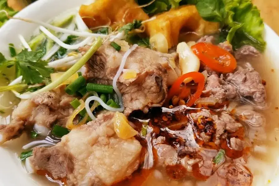 Bún sườn chua gây ấn tượng vị giác với những miếng sườn đậm đà