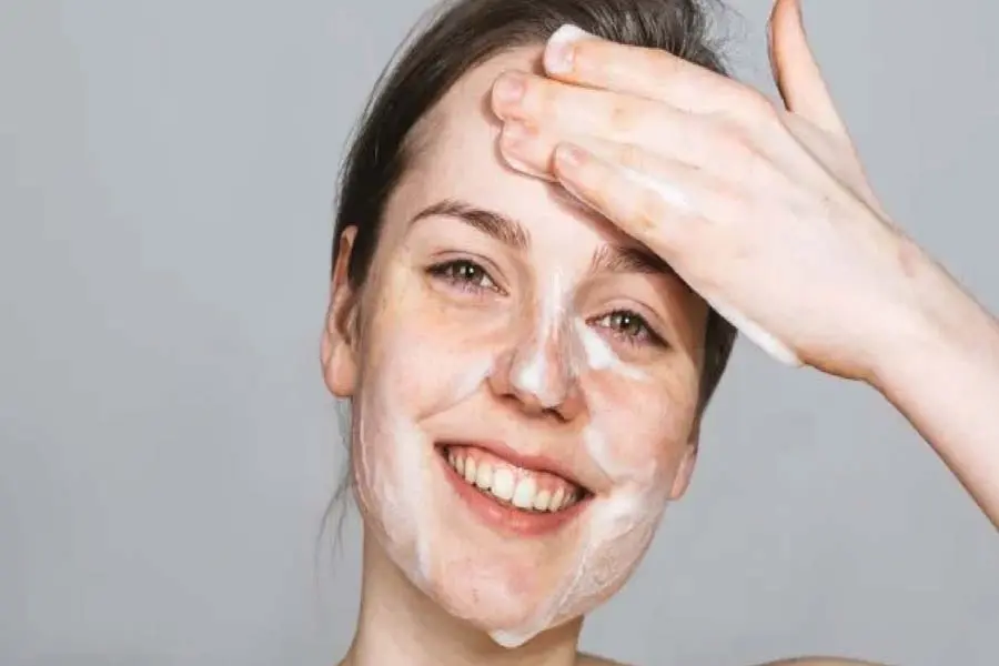 Xoa đều nhẹ nhàng các vùng chữ U và chữ T trên da mặt.