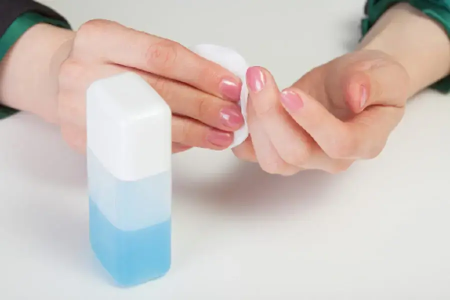 Nước tẩy sơn móng tay còn có tác dụng làm sạch kính hiệu quả (nguồn: keorong.com)