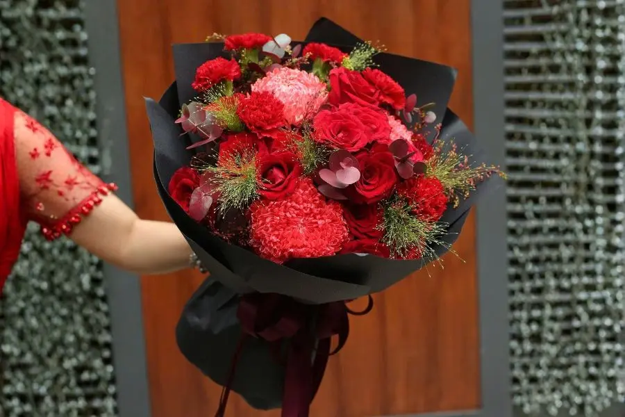 Mẫu bó hoa tông đỏ thể hiện tình yêu nồng nhiệt, sự say mê và tình cảm sâu sắc