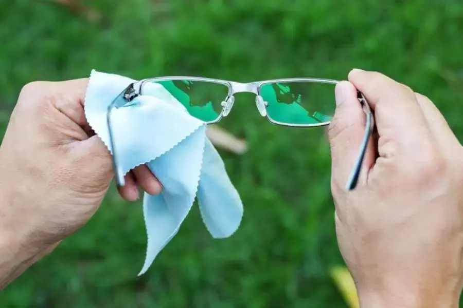 Giặt vải lau trong nước ấm để vệ sinh kính cận