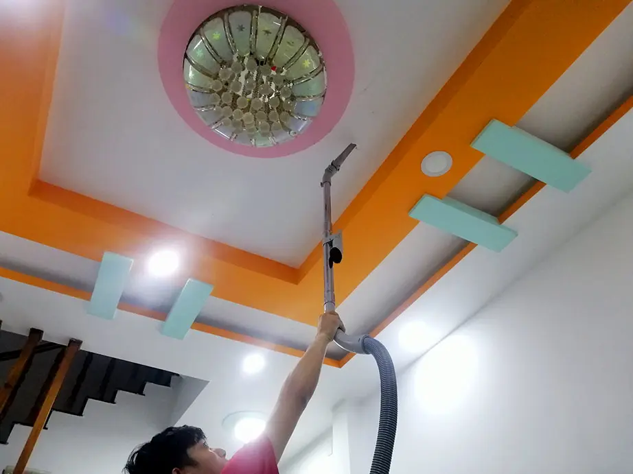 dùng máy hút bụi để lấy mạng nhện trên cao không