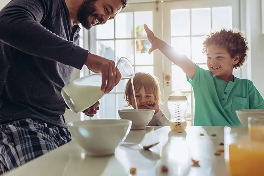 Bữa sáng dành cho bé hãy thật thoải mái để bé ăn uống tự nguyện và tiêu hóa một cách tốt nhất