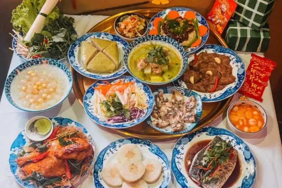 Gợi ý mẫu thực đơn thôi nôi với thịt lợn chiên, tôm hấp,...