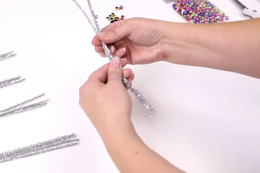 Đan các sợi cứng làm thân cây.