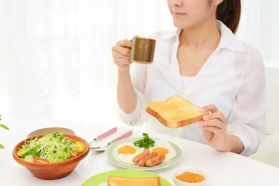 Trứng, bánh mì và salad là các món ăn nhanh, tiện lợi cho dân công sở
