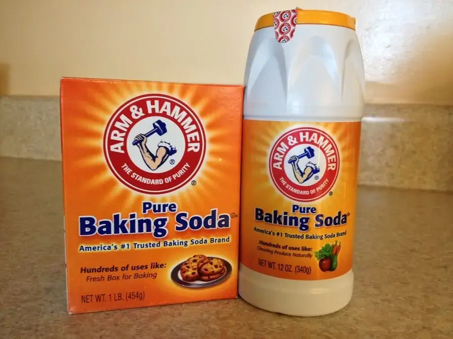 Baking soda giúp khử mùi và làm sạch ghế sofa vải tại nhà