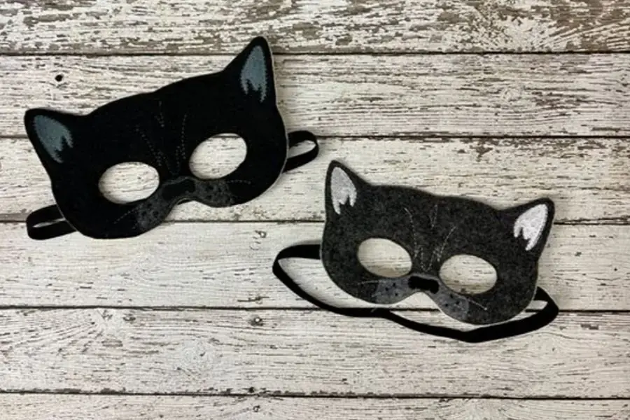 Mặt nạ Halloween hình nửa mặt mèo đơn giản nhưng vẫn không kém phần cá tính.