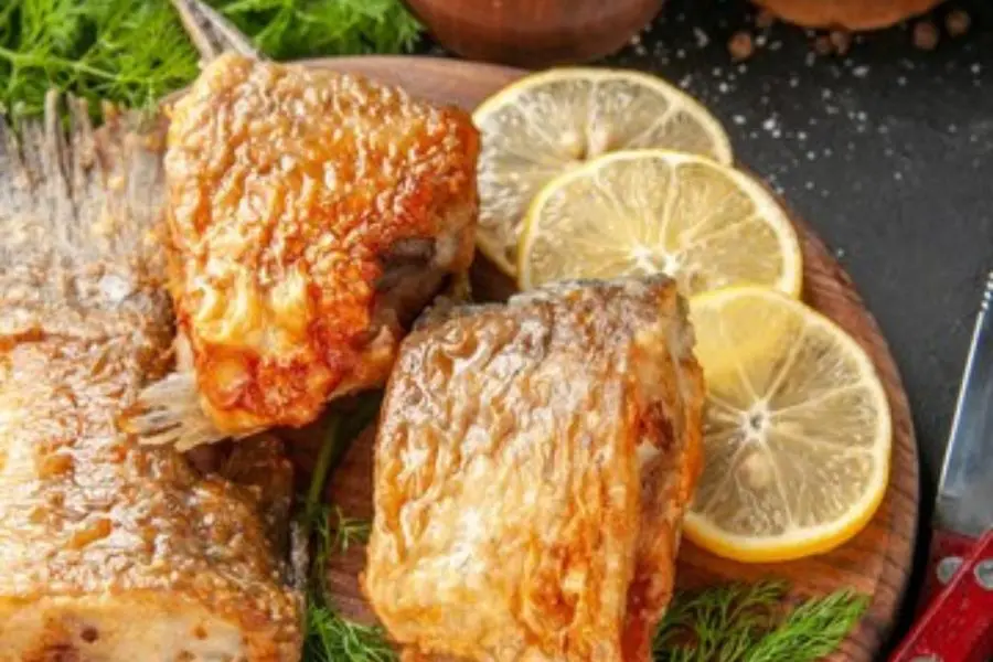 Cá diêu hồng chiên xù nước mắm có phần da giòn tan vàng ươm.