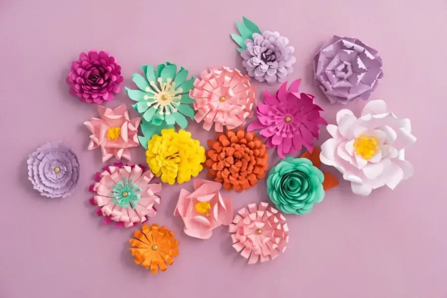 Trang trí thiệp 20/10 thêm rực rỡ với hoa giấy handmade. 