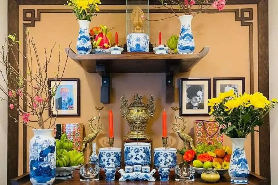 Mẫu bài trí bàn thờ ngày Tết đầy đủ, theo đúng nghi thức dân gian.