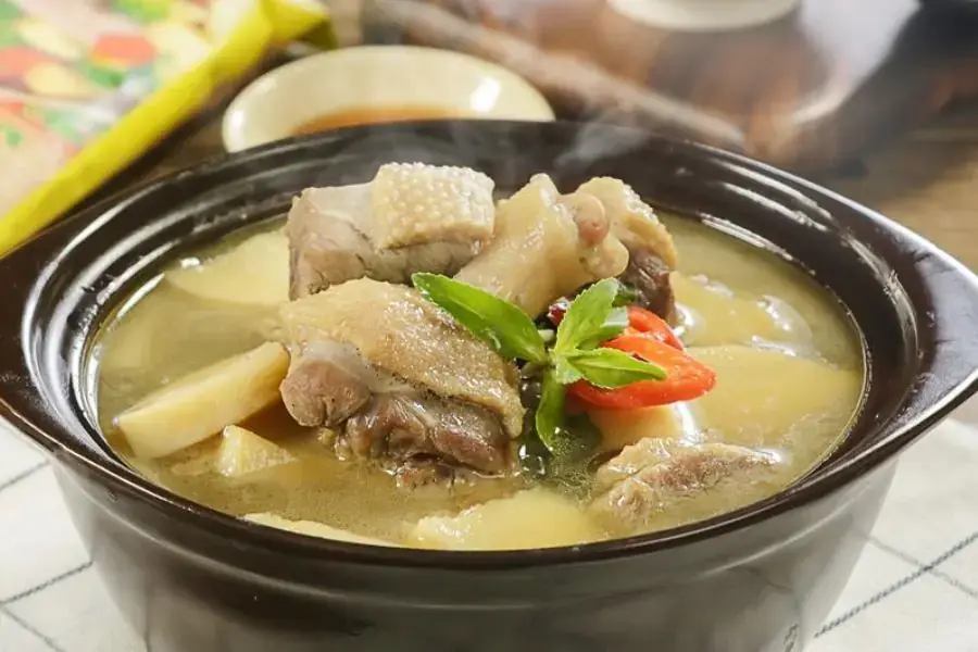 Hương vị không quá mới mẻ nhưng chưa bao giờ gây ngán với canh vịt nấu măng