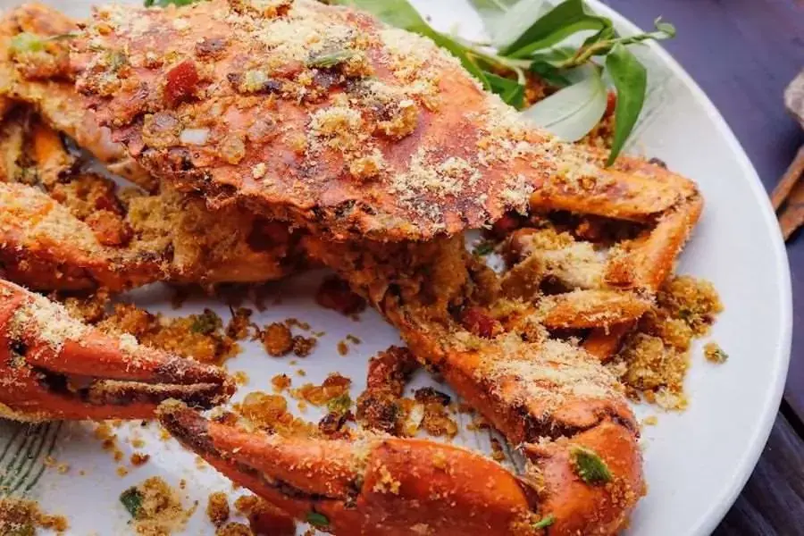 Món ngon cua đá rang muối - đặc sản nổi tiếng Cà Mau không thể bỏ qua.