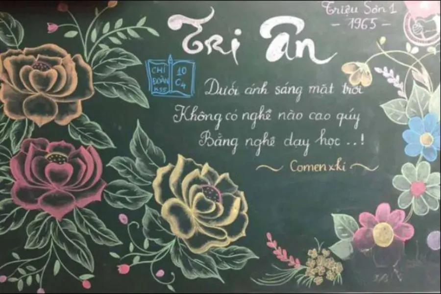 Trang trí bảng chào mừng 20/10 với vòng hoa làm điểm nhấn. (Ảnh: Sưu tầm)