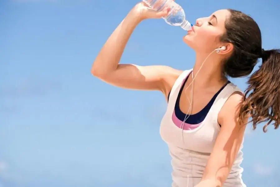 Uống nhiều nước giúp hạ nhiệt độ cơ thể
