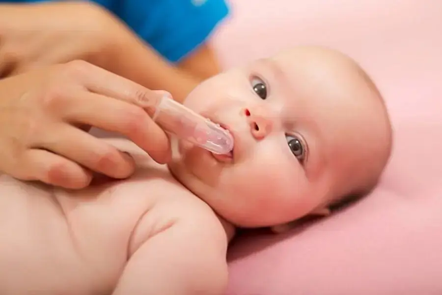 Vệ sinh răng miệng cho trẻ sơ sinh