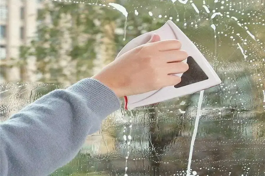 Mẹo lau gương sạch soi sáng bóng bằng xà phòng hoặc sữa rửa mặt