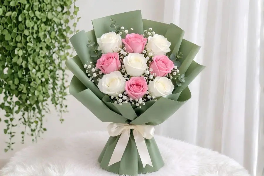 Mẫu bó hoa hồng phấn trắng và hoa baby dáng dài tặng người yêu